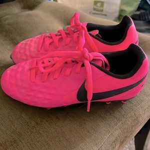 Girls pink Nike soccer cleats - child size 13